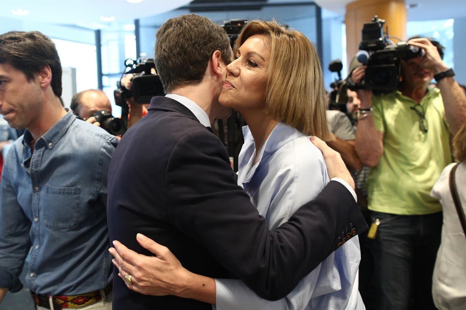 Abrazo entre Pablo Casado y María Dolores de Cospedal