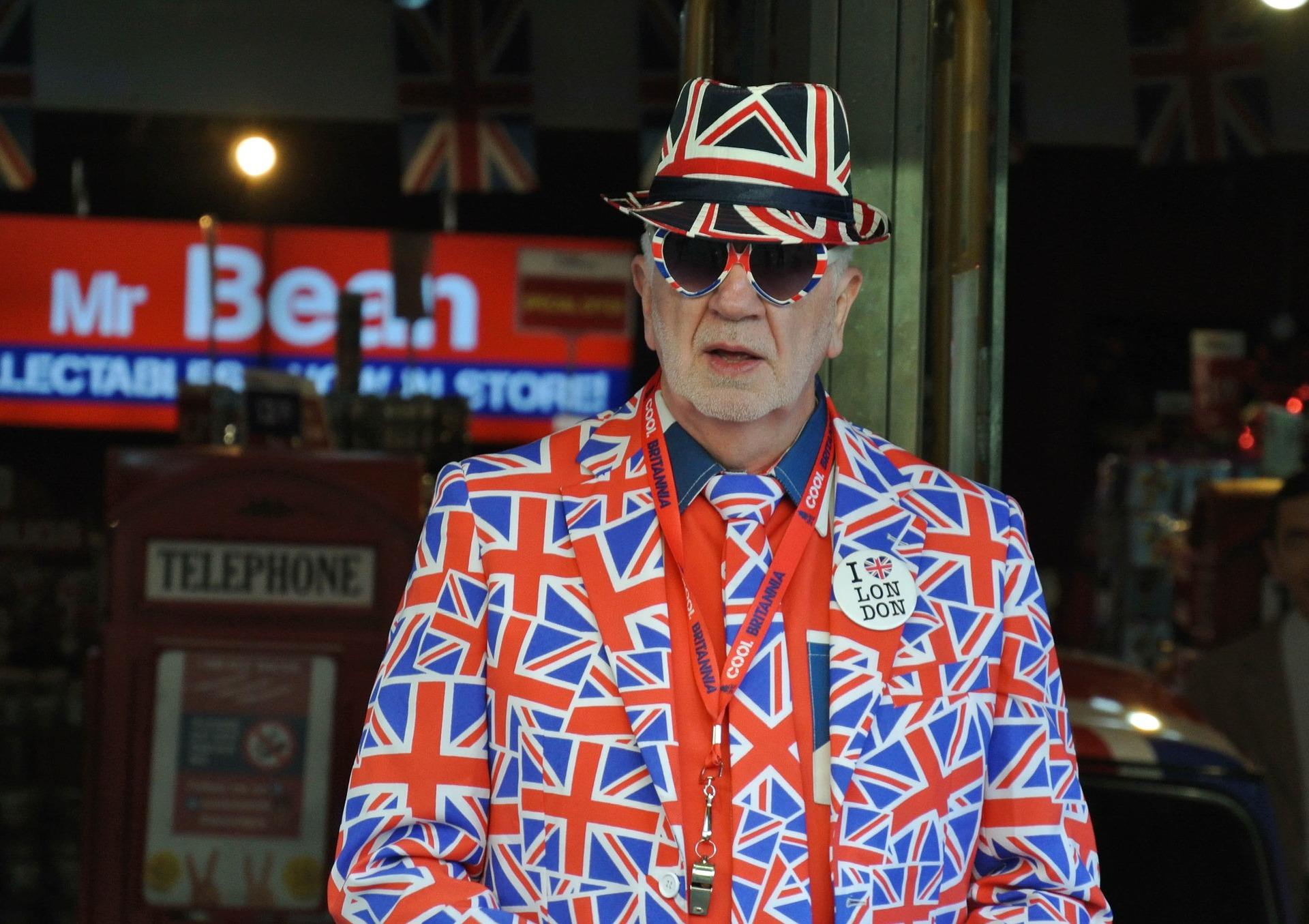 Señor británico con una chapa de 'I love London'