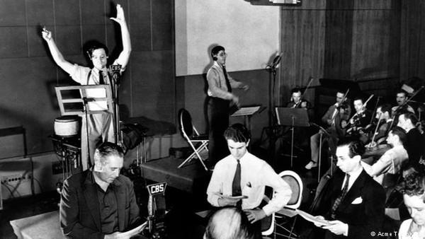Orson Welles durante la retransmisión del pánico. Orson Welles durante la retransmisión del pánico.