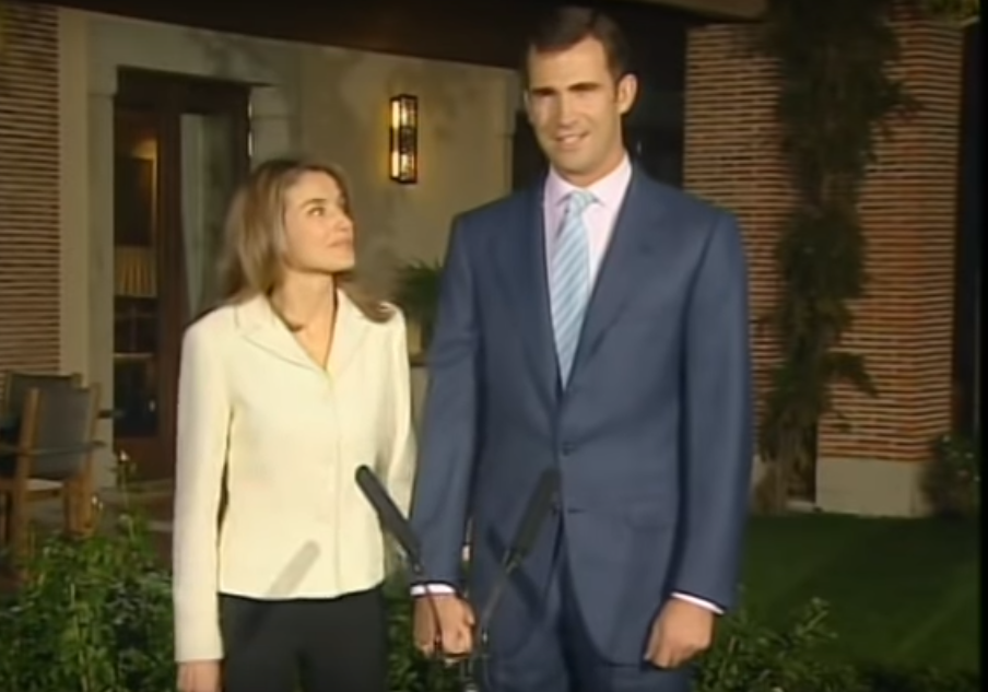 Letizia Ortiz y el entonces príncipe Felipe en el anuncio de su compromiso.