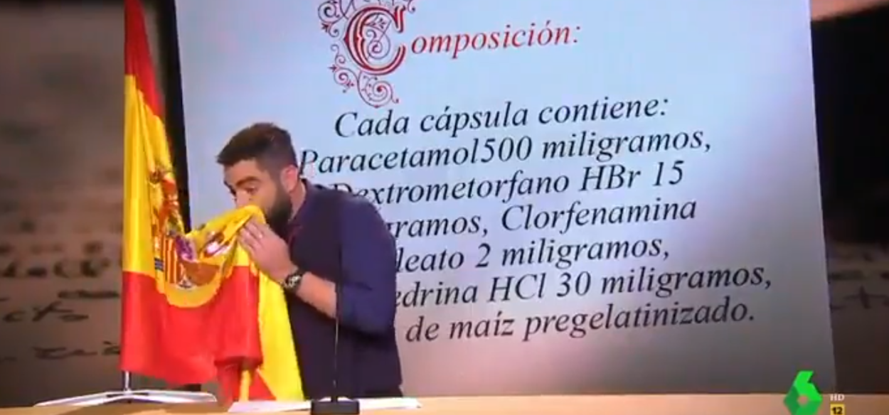 Dani Mateo sonándose los mocos con la bandera de España durante un sketch.