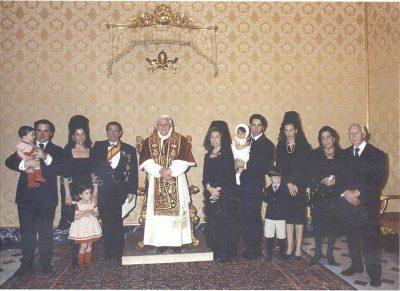 La familia de Paco Vázquez en El Vaticano con el Papa Benedicto XVI. Fuente: @Sihomesi