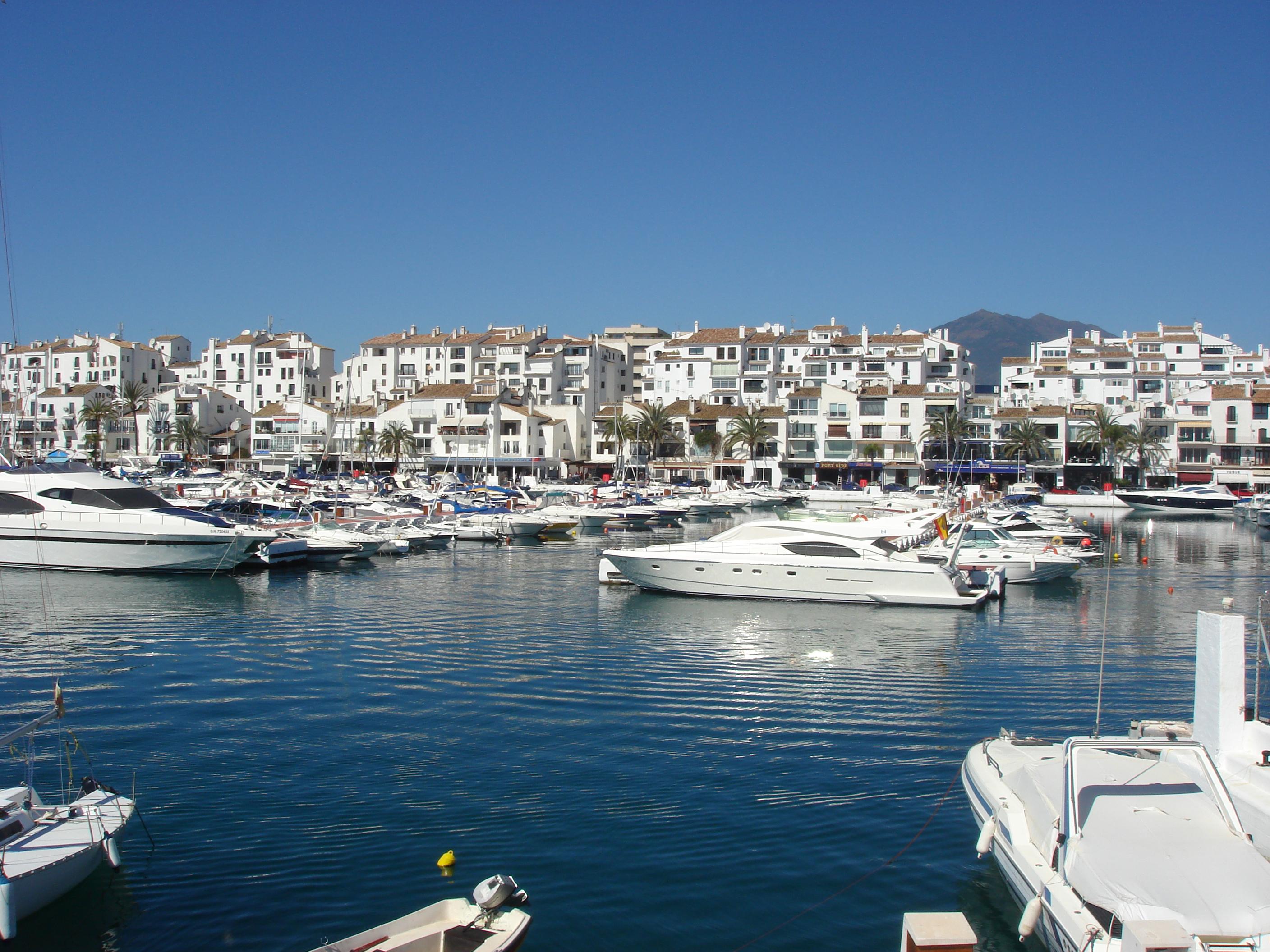 Panorámica del exclusivo Puerto Banús, en Marbella, cuyos socios se cuentan entre los beneficiarios de las rebajas fiscales de la Junta.