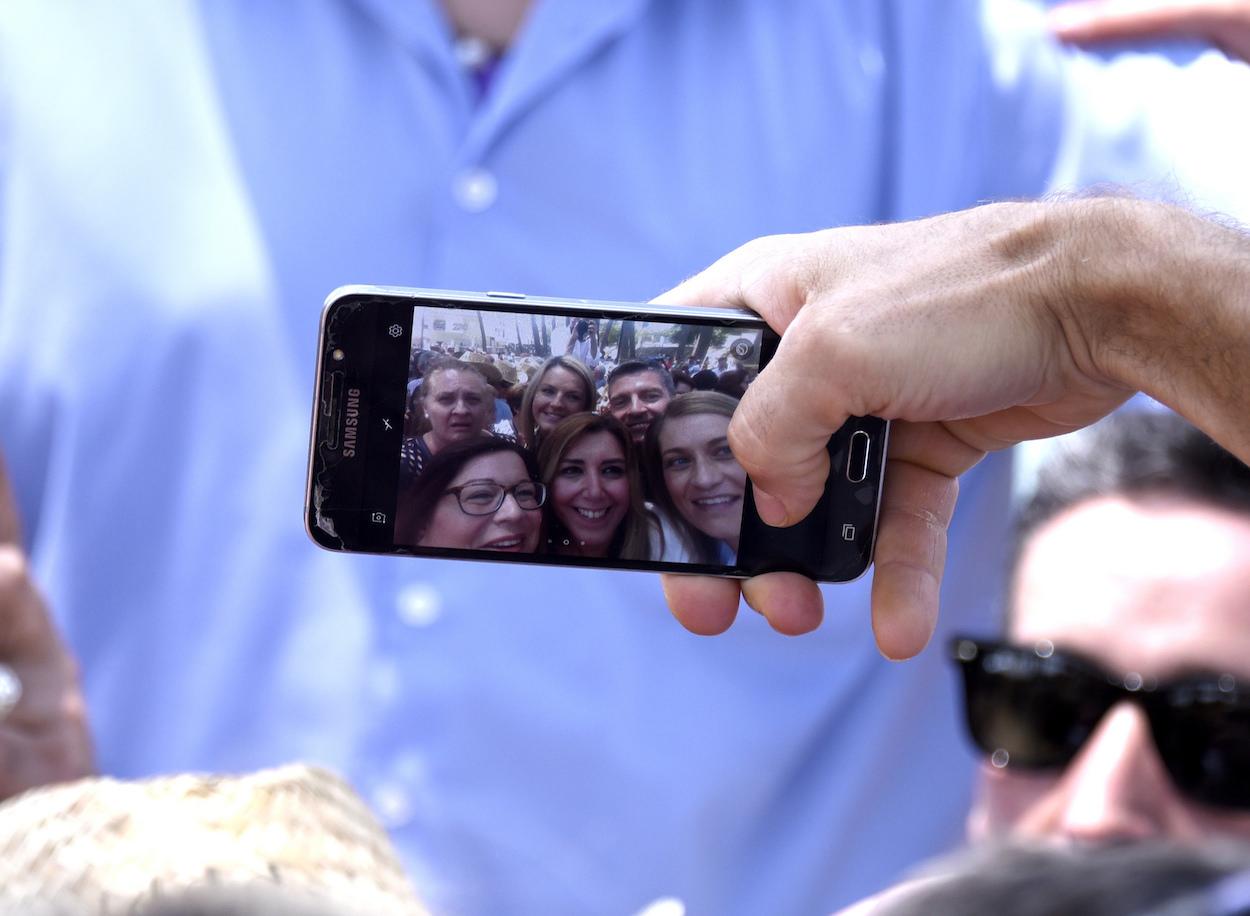 Un militante socialista fotografía a Susana Díaz en un mitin del PSOE.