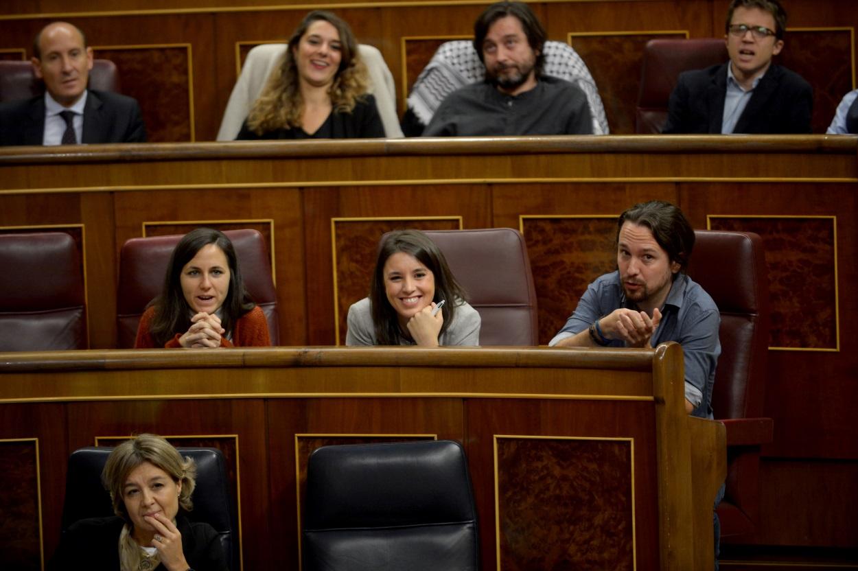 La bancada de Podemos durante una sesión de control al Gobierno de Mariano Rajoy