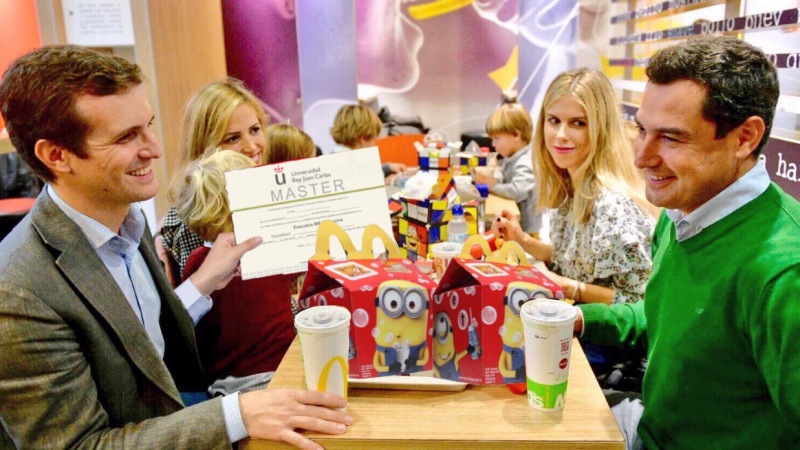 Pablo Casado comiendo en el McDonalds