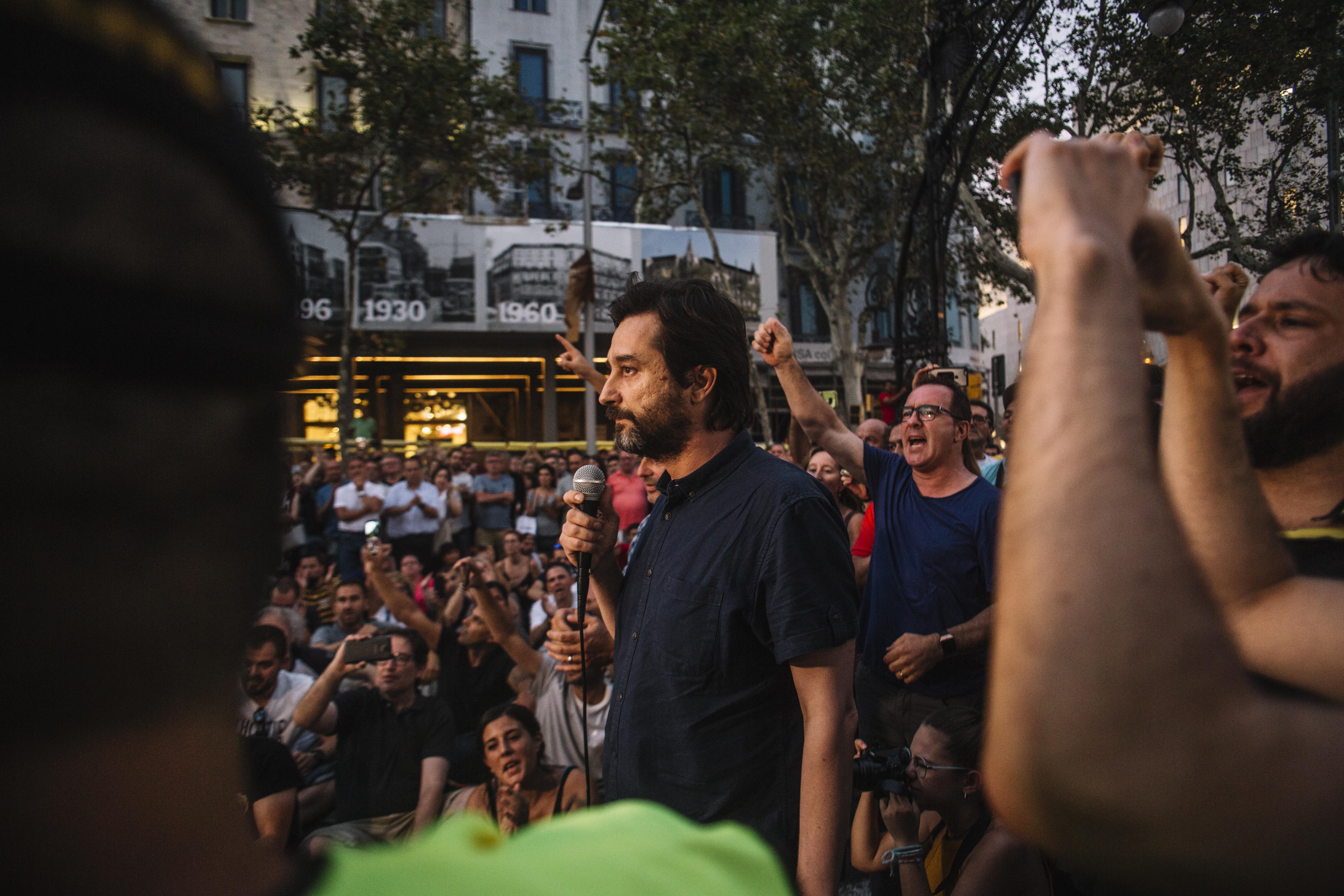 El diputado de Podemos Rafael Mayoral durante la huelga de taxistas en Barcelona