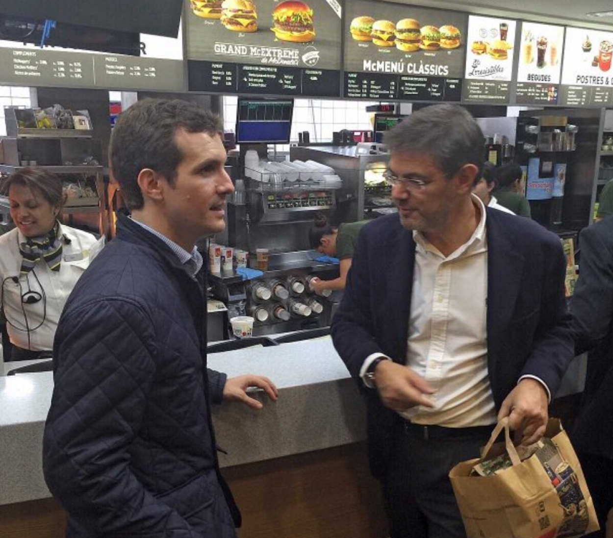 Pablo Casado y Rafael Catalá comprando hamburguesas en la McDonald para Mariano Rajoy. Twitter Pablo Casado
