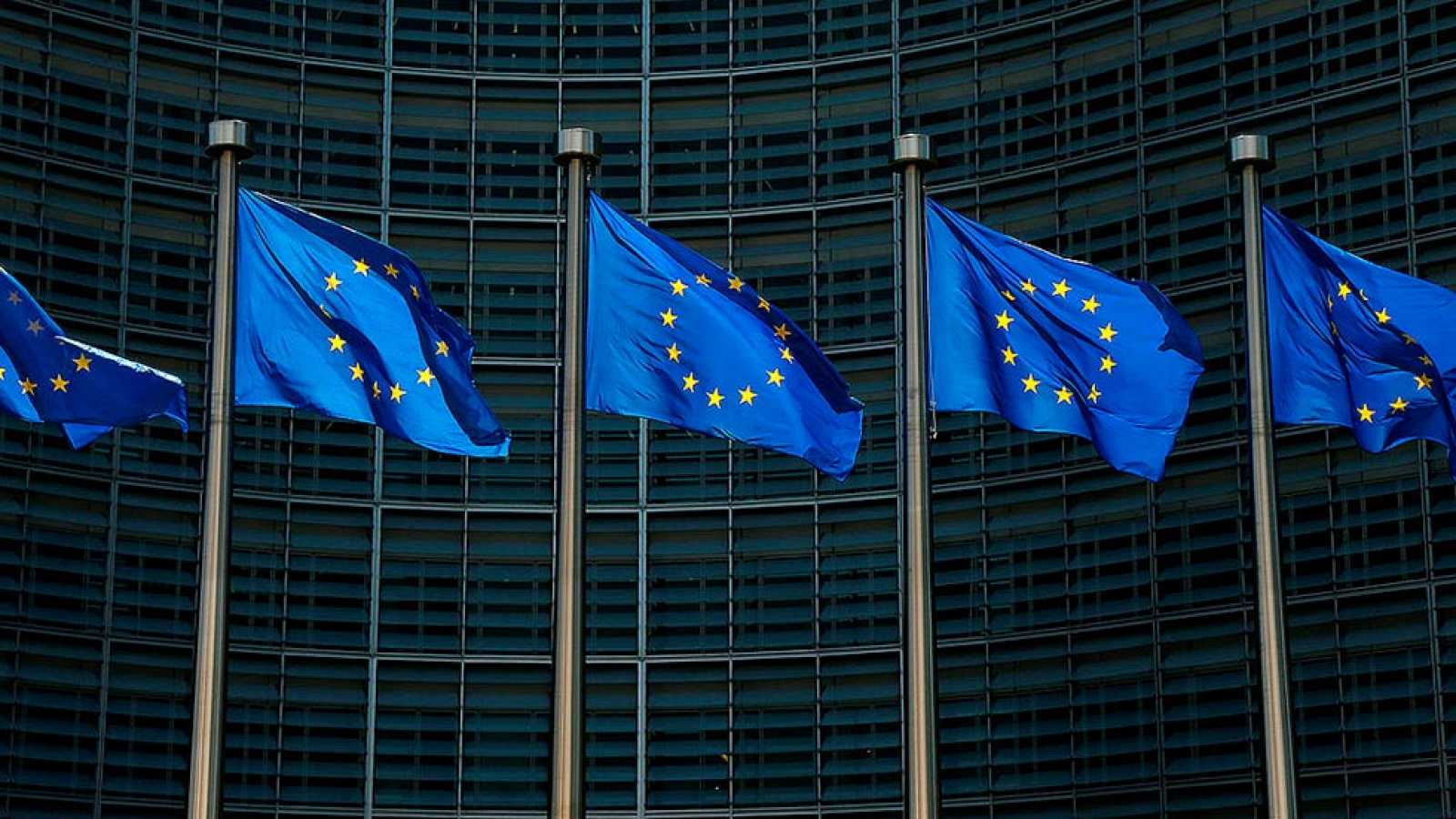 Banderas de la Unión en las instalaciones del Parlamento Europeo en Bruselas