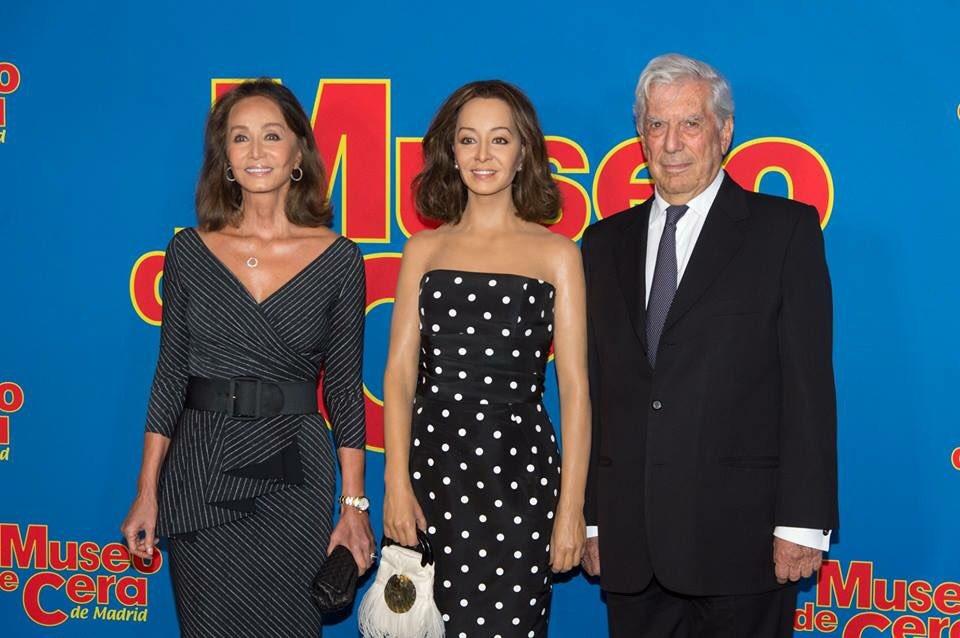 Isabel Preysler (i) y su figura de cera (c), junto a Mario Vargas Llosa. TWITTER MUSEO CERA