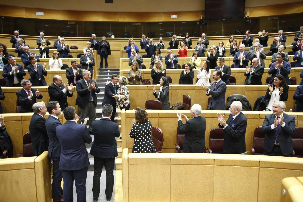 El presidente del PP, Pablo Casado, se abraza con la senadora Pilar Barreiro durante una reunión del grupo “popular” en el Senado. EP