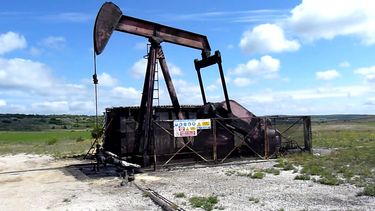 Sistema de extracción en el Museo del Petróleo en Ayolunego (Burgos)