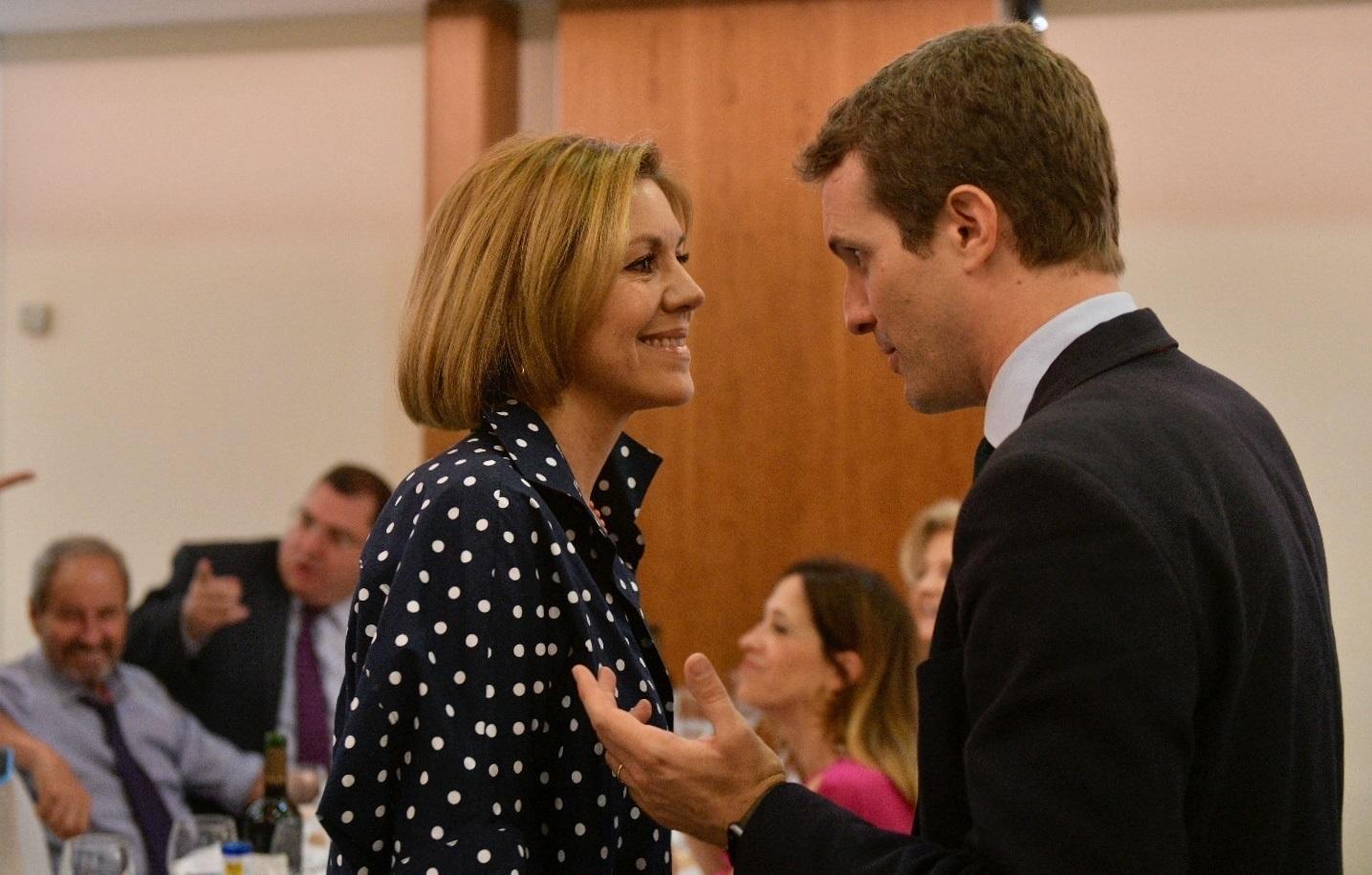 María Dolores de Cospedal conversa con Pablo Casado en una cena del PP