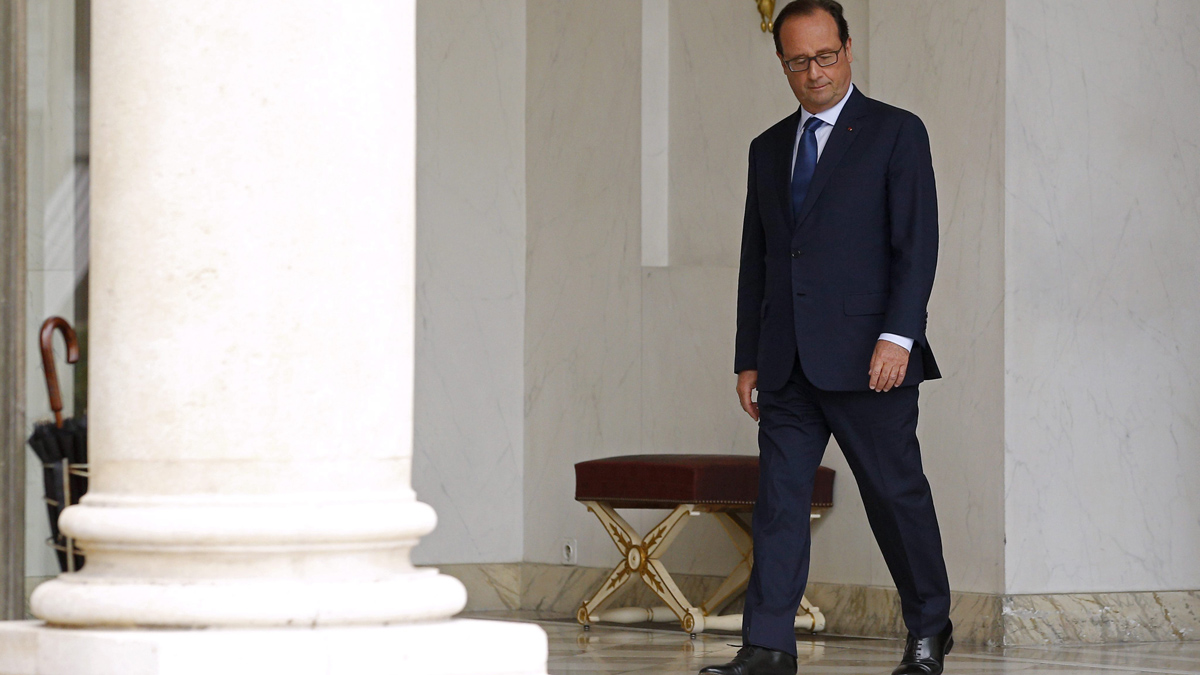 El presidente francés, François Hollande, sale del Palacio del Elíseo