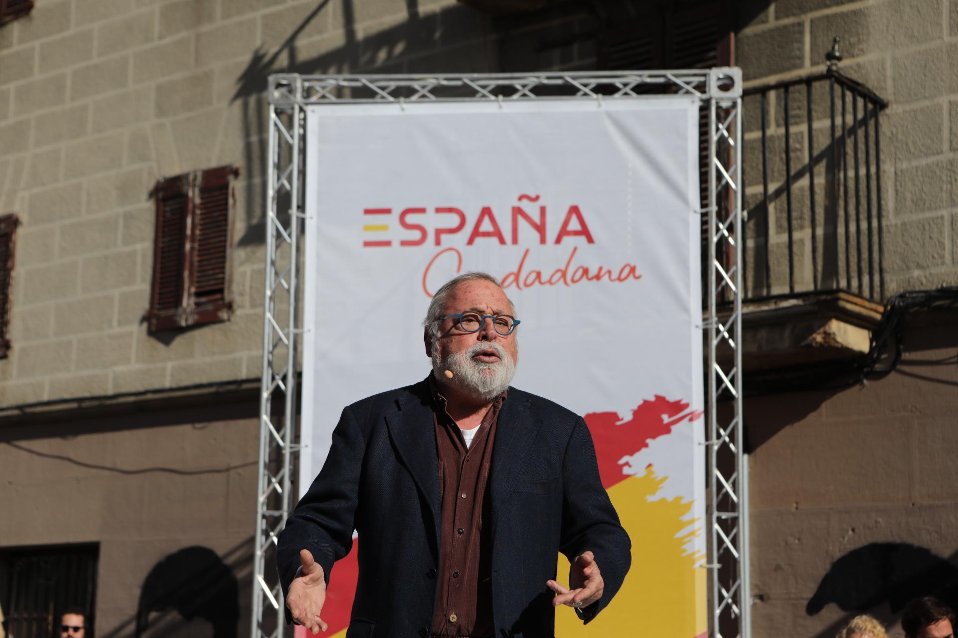 El filósofo y escrito Fernando Savater interviene en el acto de la plataforma España Ciudadana en Alsasua Navarra en el que participan representantes de Ciudadanos PP y Vox