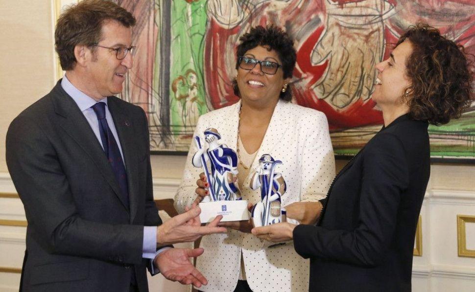 El presidente de Galicia, con la exministra de Agricultura, Dolors Montserrat. EFE