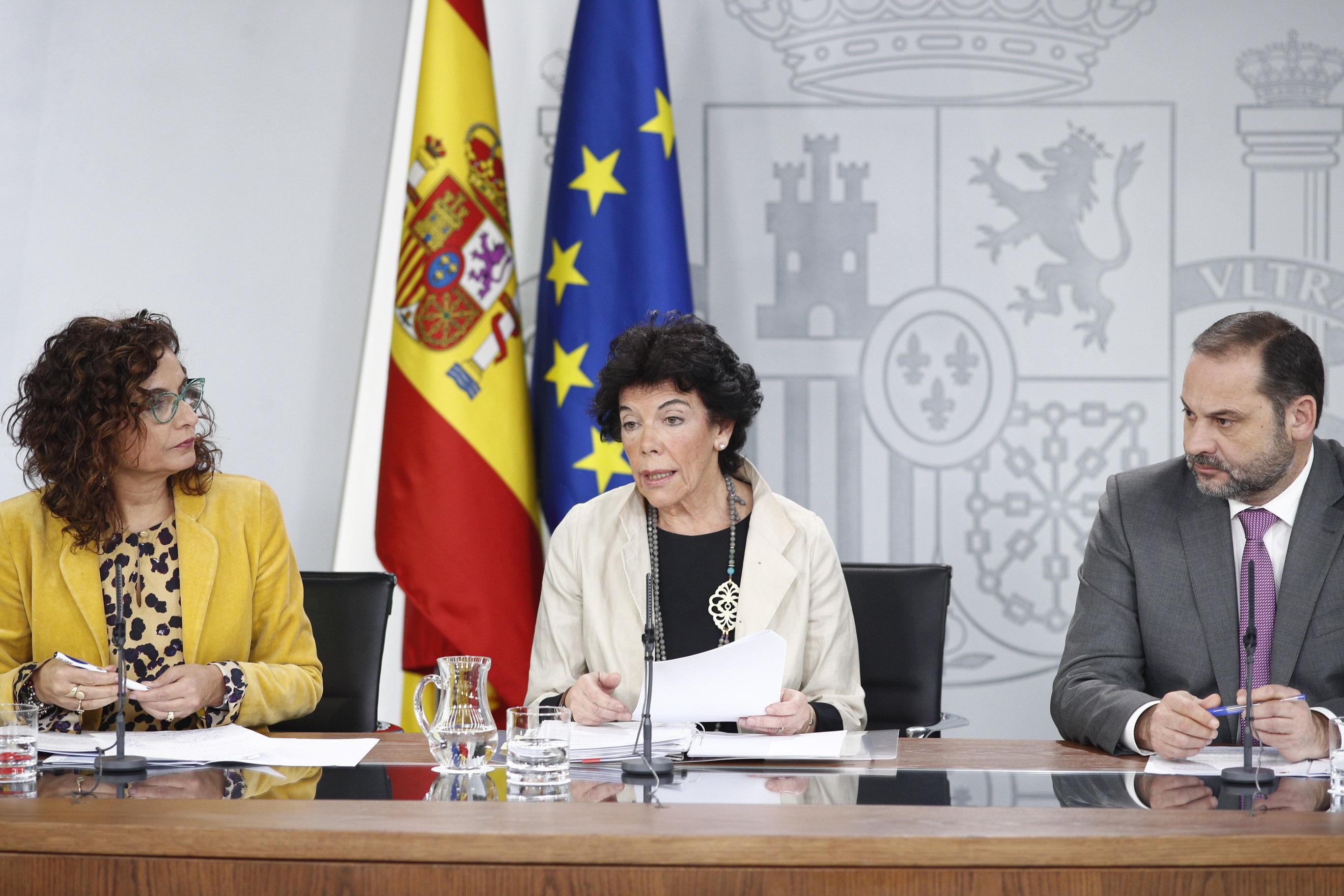 La ministra de Hacienda María Jesús Montero (I) la portavoz del Gobierno y ministra de Educación y Formación Profesional Isabel Celáa (C) y el ministro de Fomento José Luis Ábalos en rueda de prensa. Europa Press