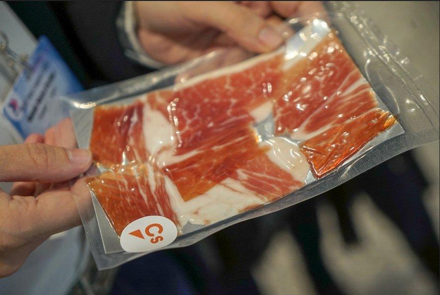 Paquete de jamón envadado al vacío que repartirán en el Congreso de ALDE