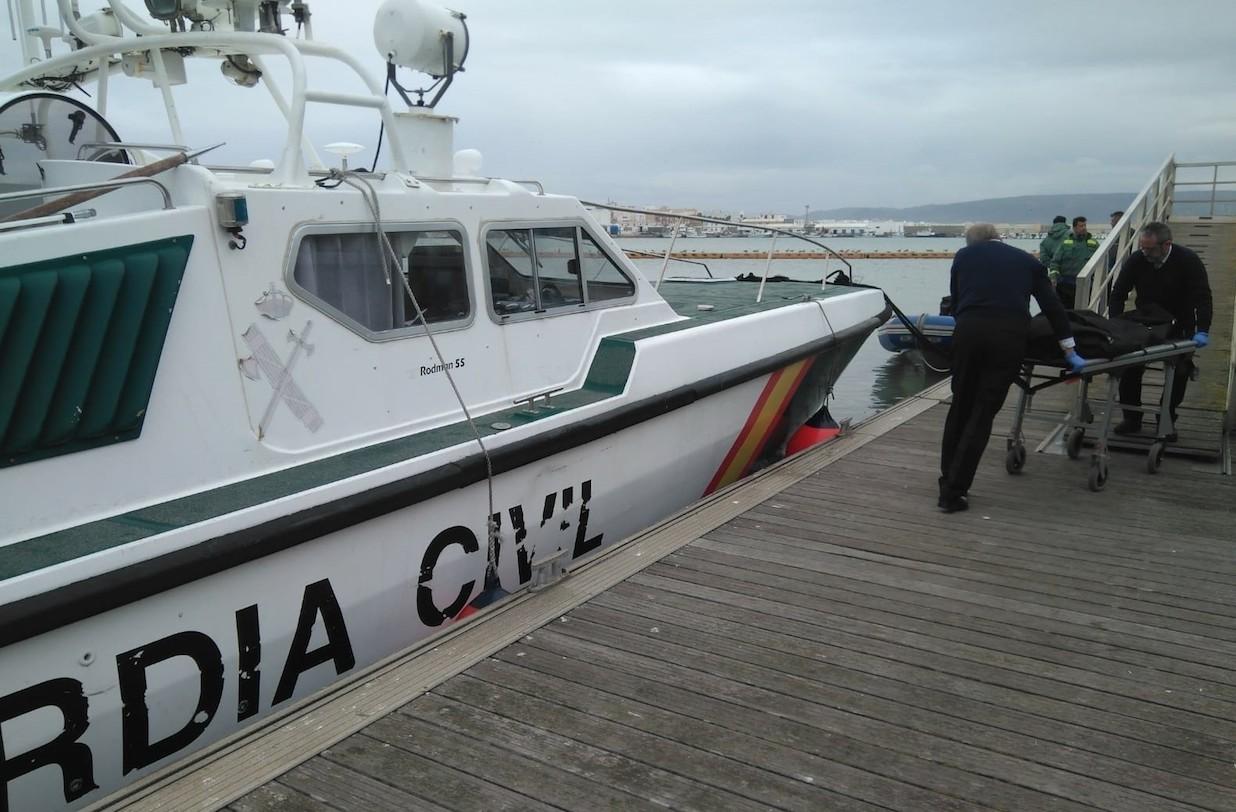 Uno de los inmigrantes sin vida devueltos por el mar. GUARDIA CIVIL