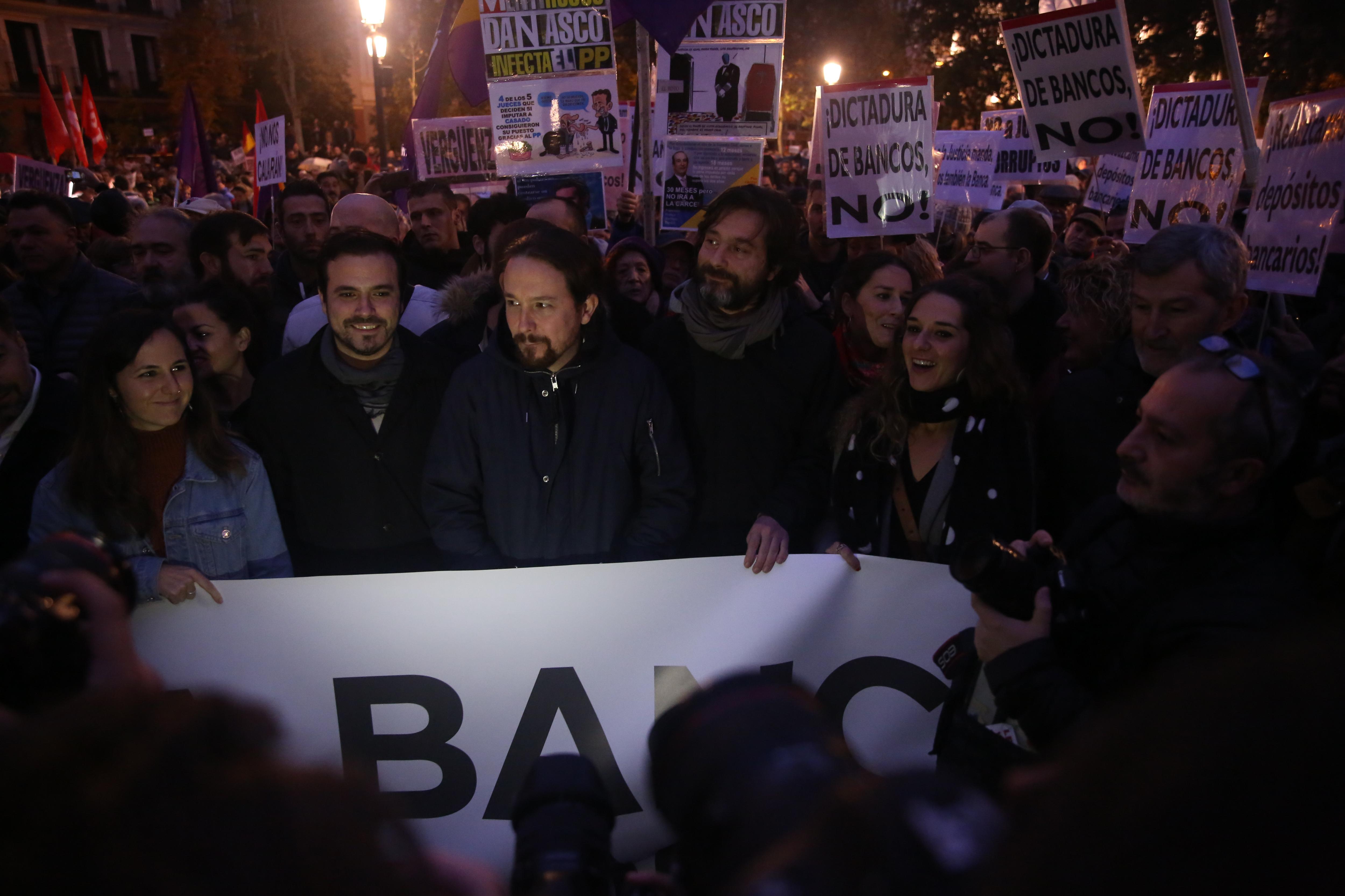 Pablo Iglesias y Alberto Garzón en la concentración ante el Tribunal Supremo contra la decisión sobre el impuesto a las hipotecas.