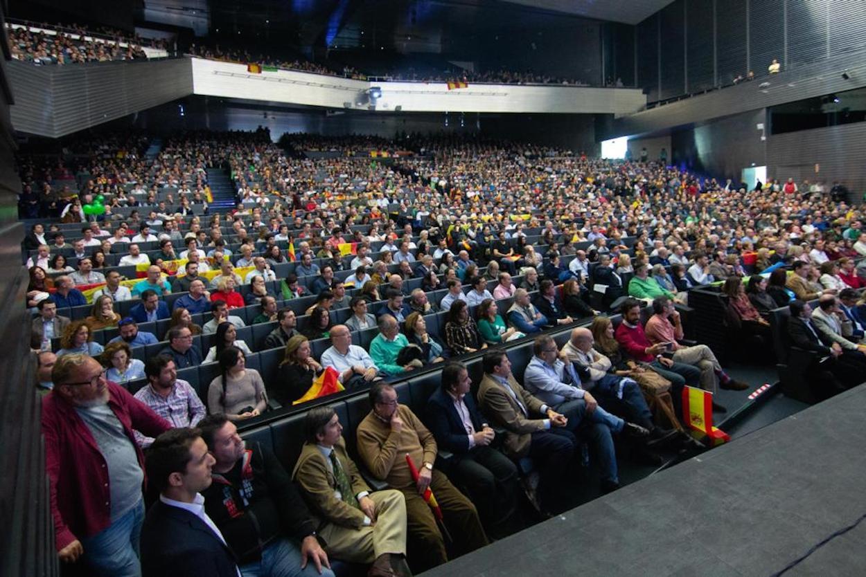 VOX cumplió sus expectativas y reunió este domingo a cerca de 3.000 simpatizantes en Sevilla. 