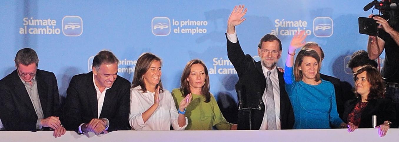 Rajoy y otros asomados al balcón de Génova