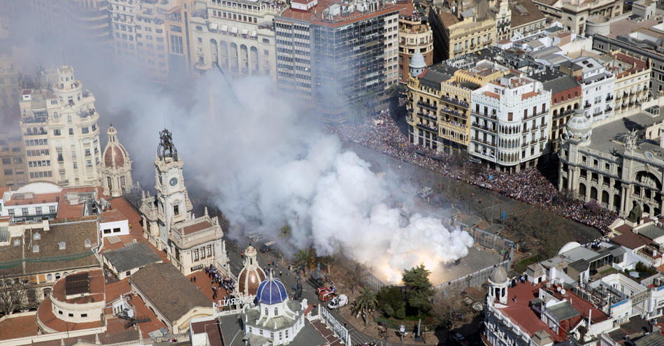 Vista general de una Mascletà disparadaen la plaza del Ayuntamiento durante las Fallas 2017 en Valencia