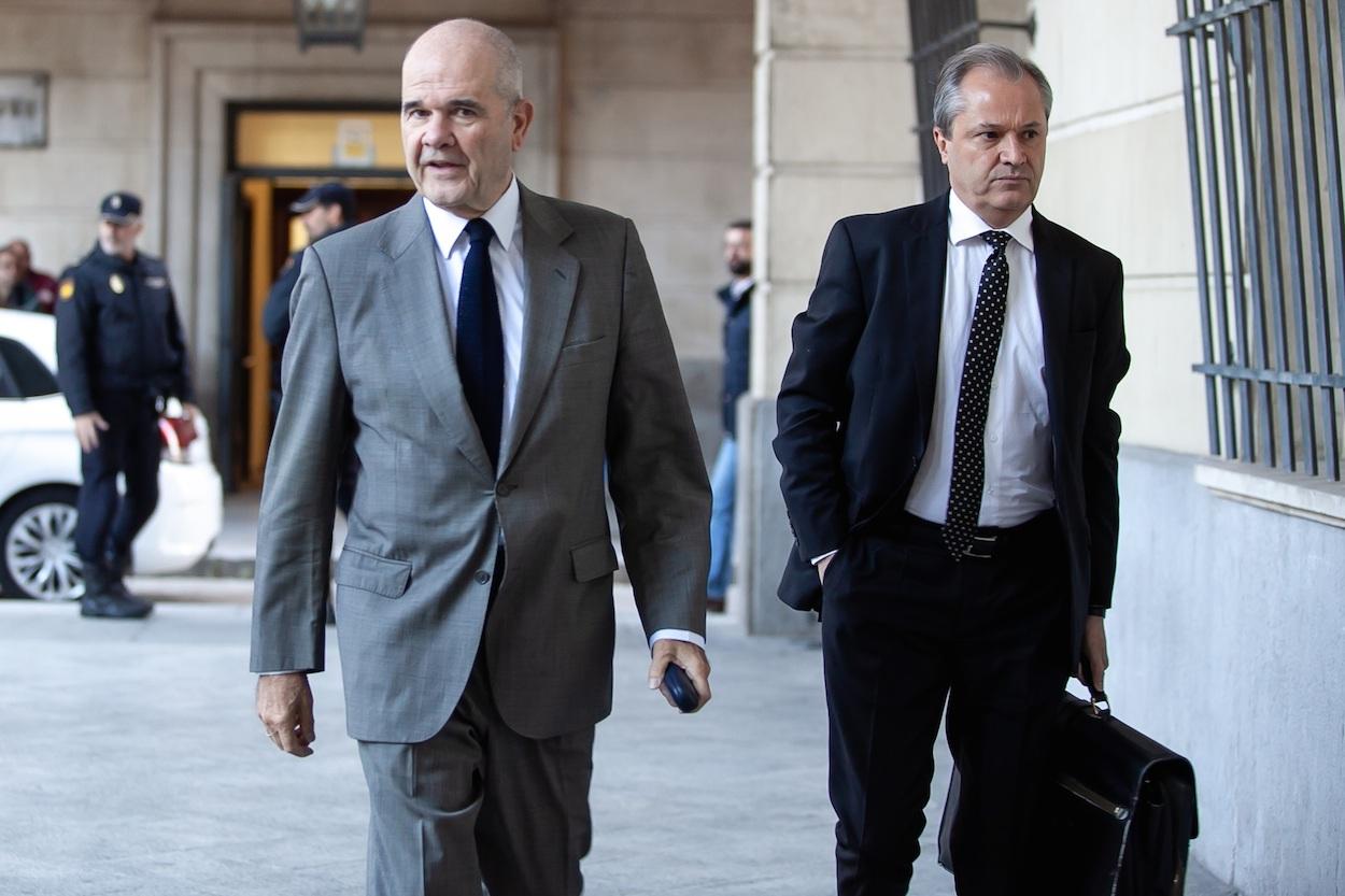 Manuel Chaves con su abogado, Pablo Jiménez de Parga, llegando al juicio. JESUS PRIETO/EP