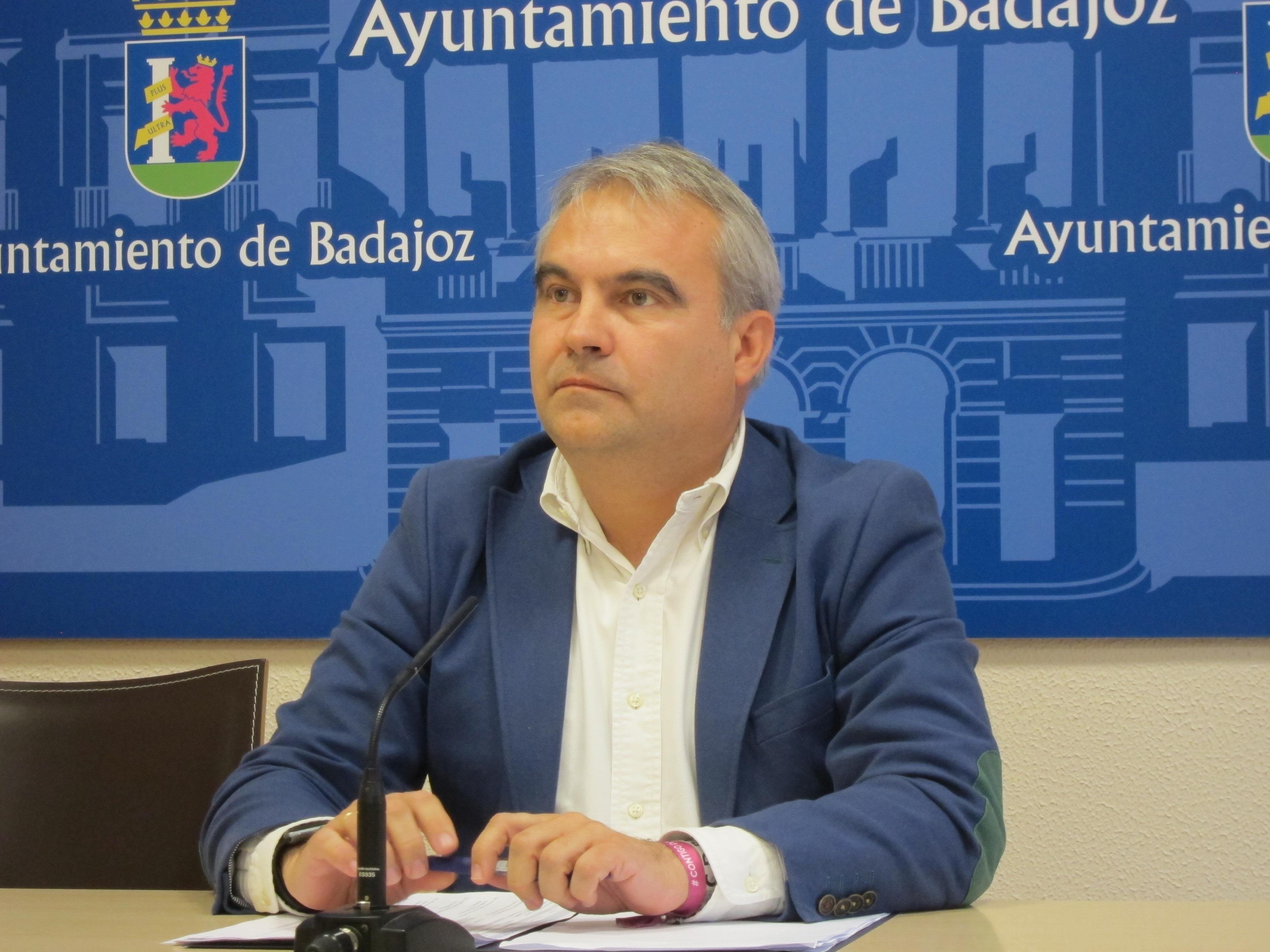 El alcalde de Badajoz pide a Ábalos compromisos firmes con el AVE extremeño y con las inversiones en la ciudad