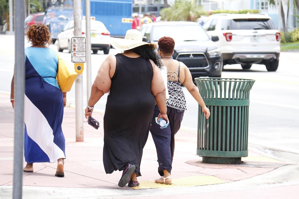 Imagen de tres personas caminando