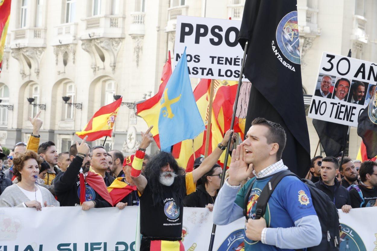 Jusapol corta el tráfico frente al Congreso horas antes de votarse su ILP sobre equiparación salarial. EP