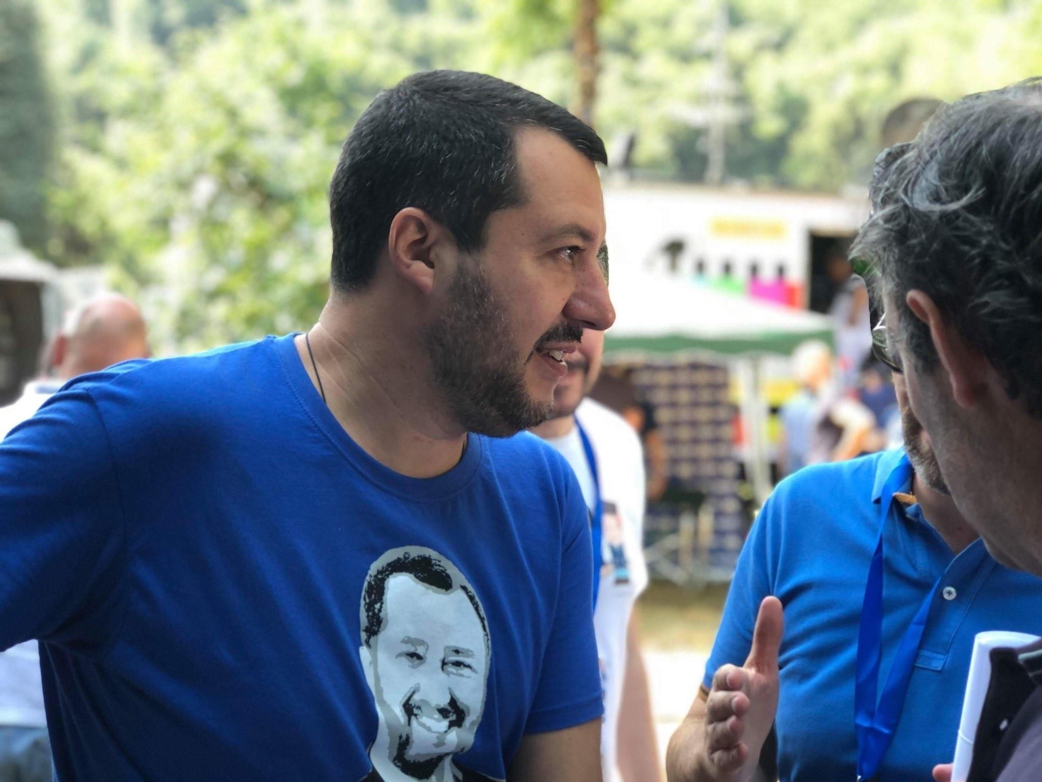 El vice primer ministro italiano, Matteo Salvini, vistiendo una camiseta con su propia cara