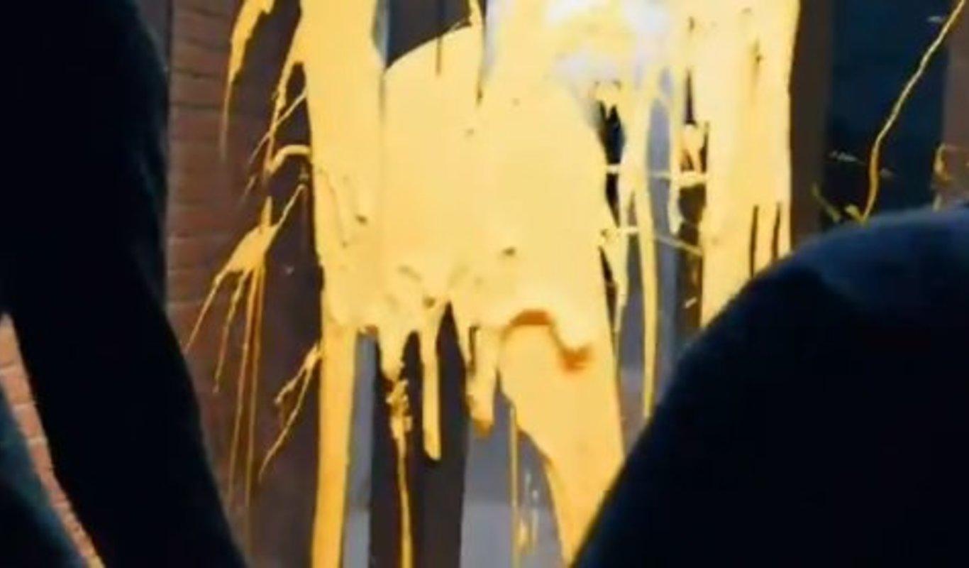 Momento del vídeo en el que los miembros de Arran arrojan pintura al domcilio de Llarena