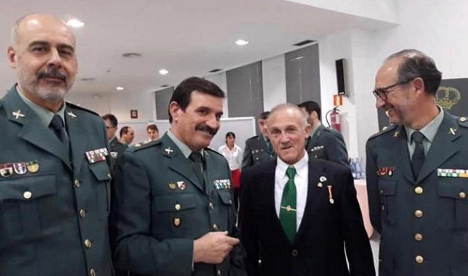 El francotirador Manuel Murillo, junto a cargos de la Guardia Civil. Twitter