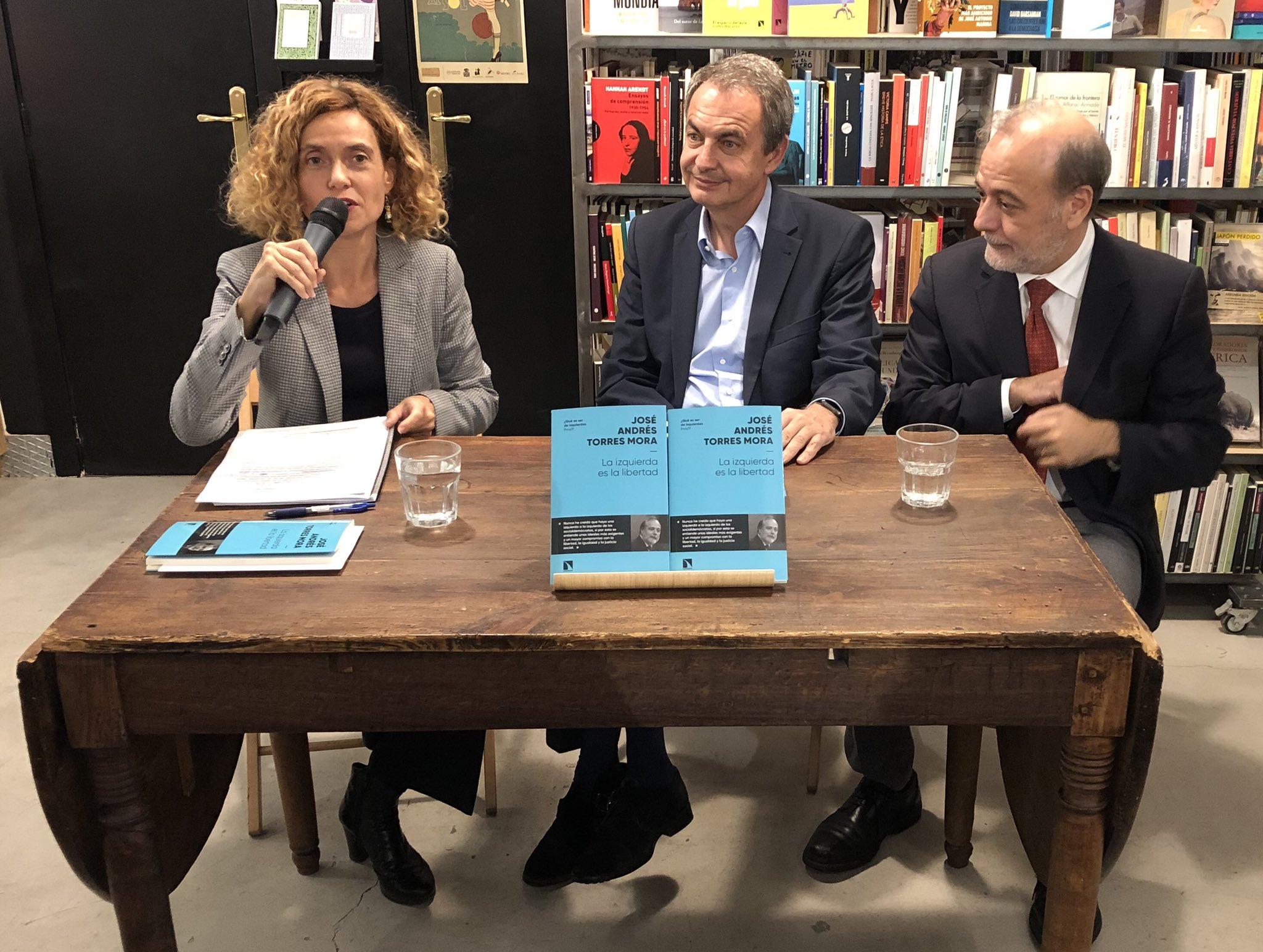 Meritxell Batet (izquierda), José Luis Rodríguez Zapatero (centro) y José Andrés Torres Mora en la presentación del libro.