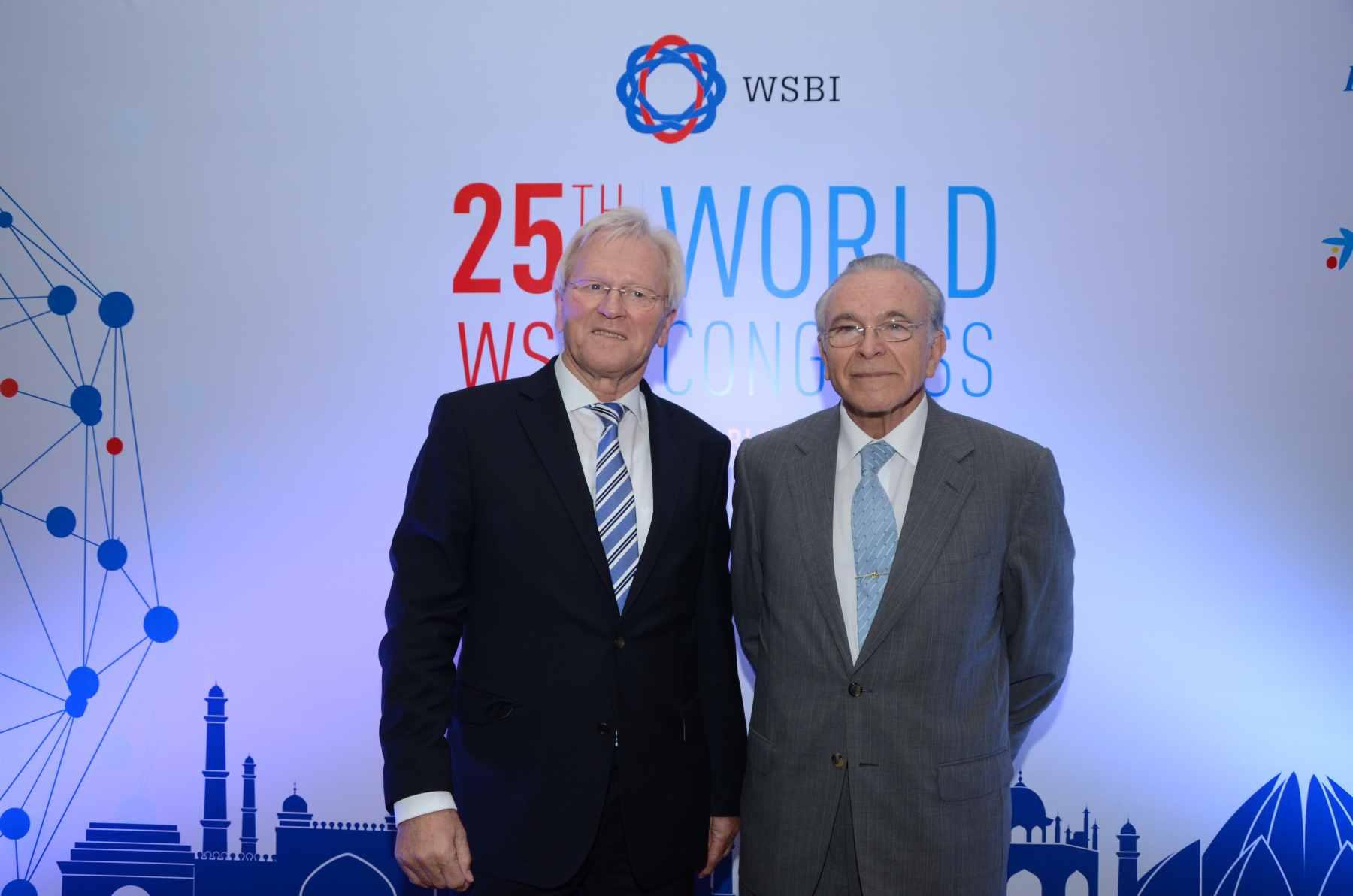 Isidro Fainé, presidente del WSBI, de la CECA y de la Fundación Bancaria la Caixa, con Heinrich Haasis, presidente de honor del WSBI, en Nueva Delhi