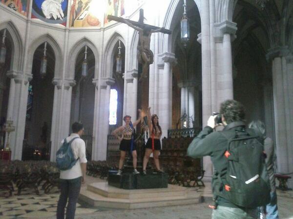 Las activistas de Femen, encadenadas al crucifijo de la Almudena.