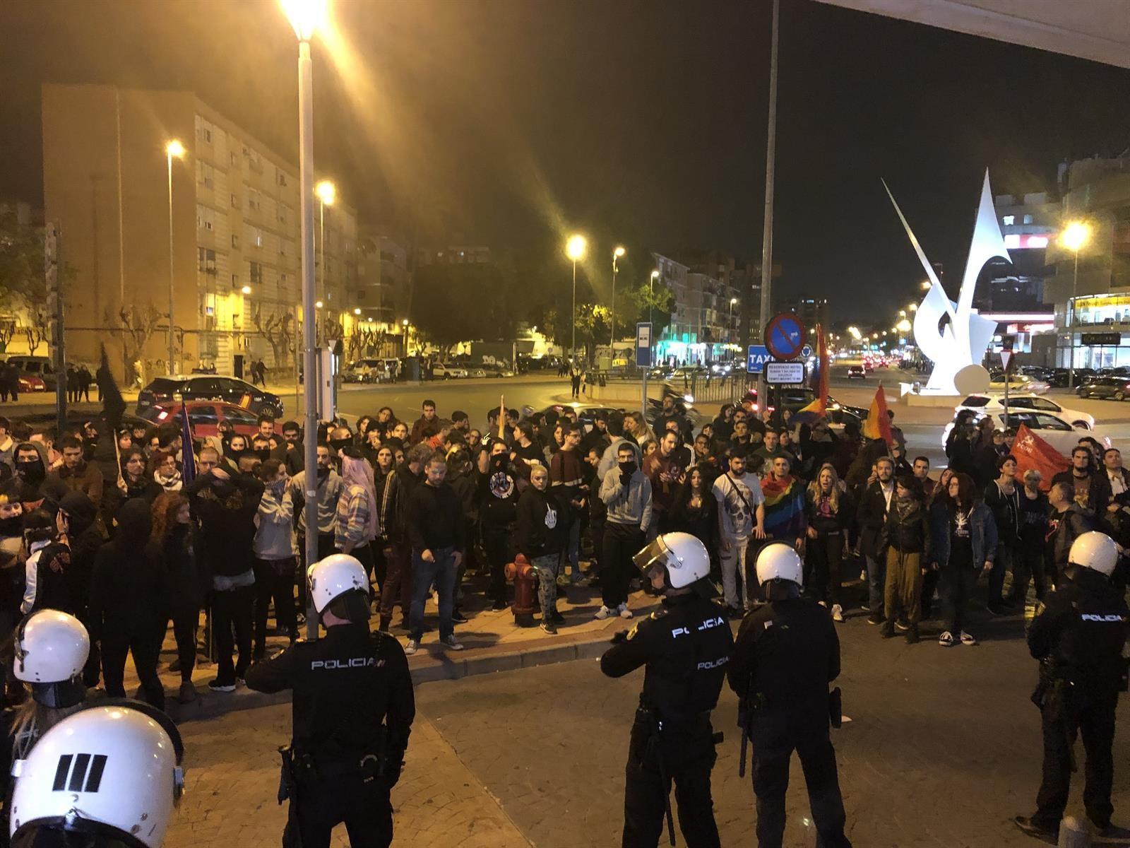 Manifestantes a las puertas del hotel donde se celebra un acto de VOX - EP