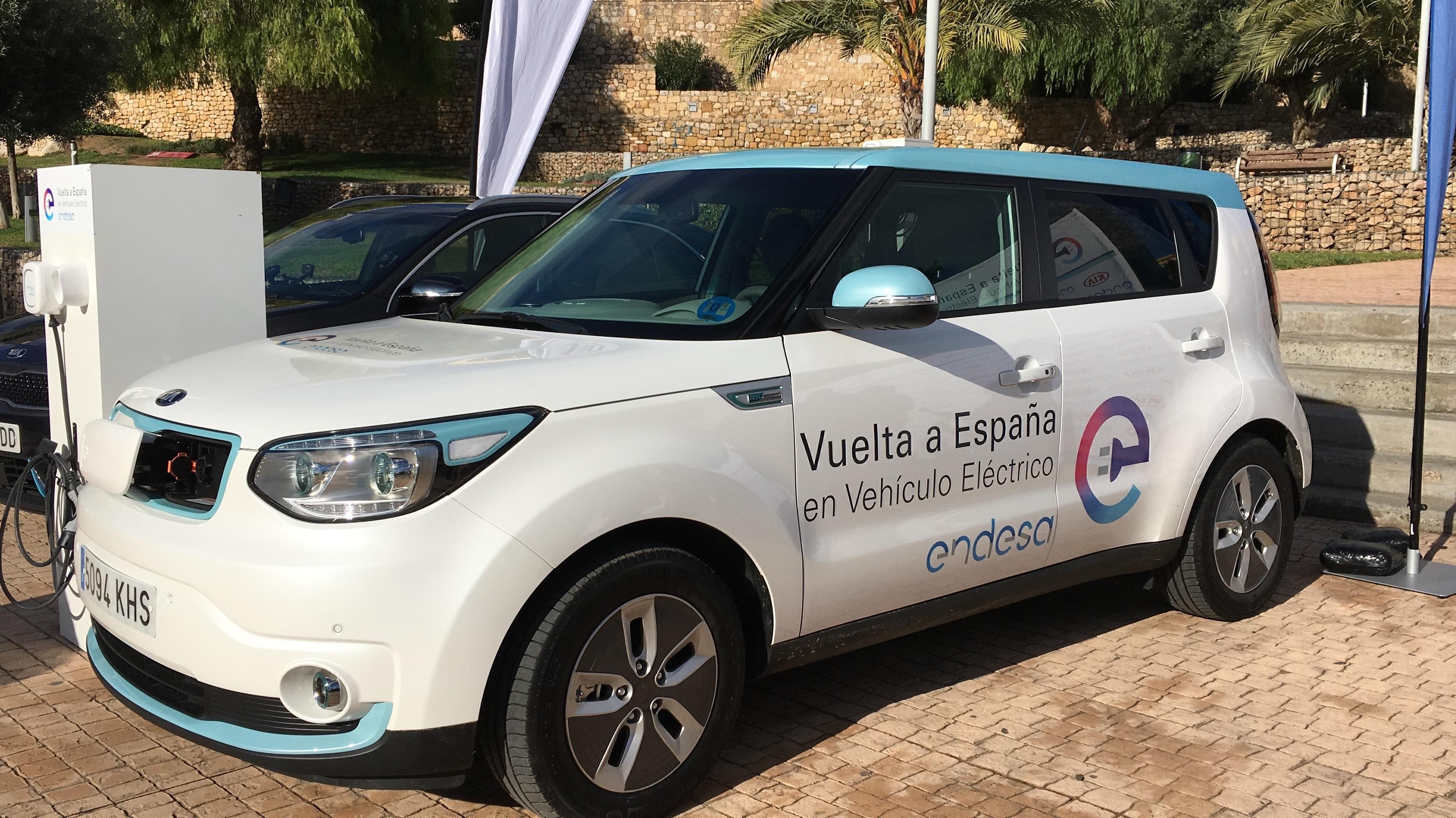 Coche eléctrico en un punto de recarga de Endesa