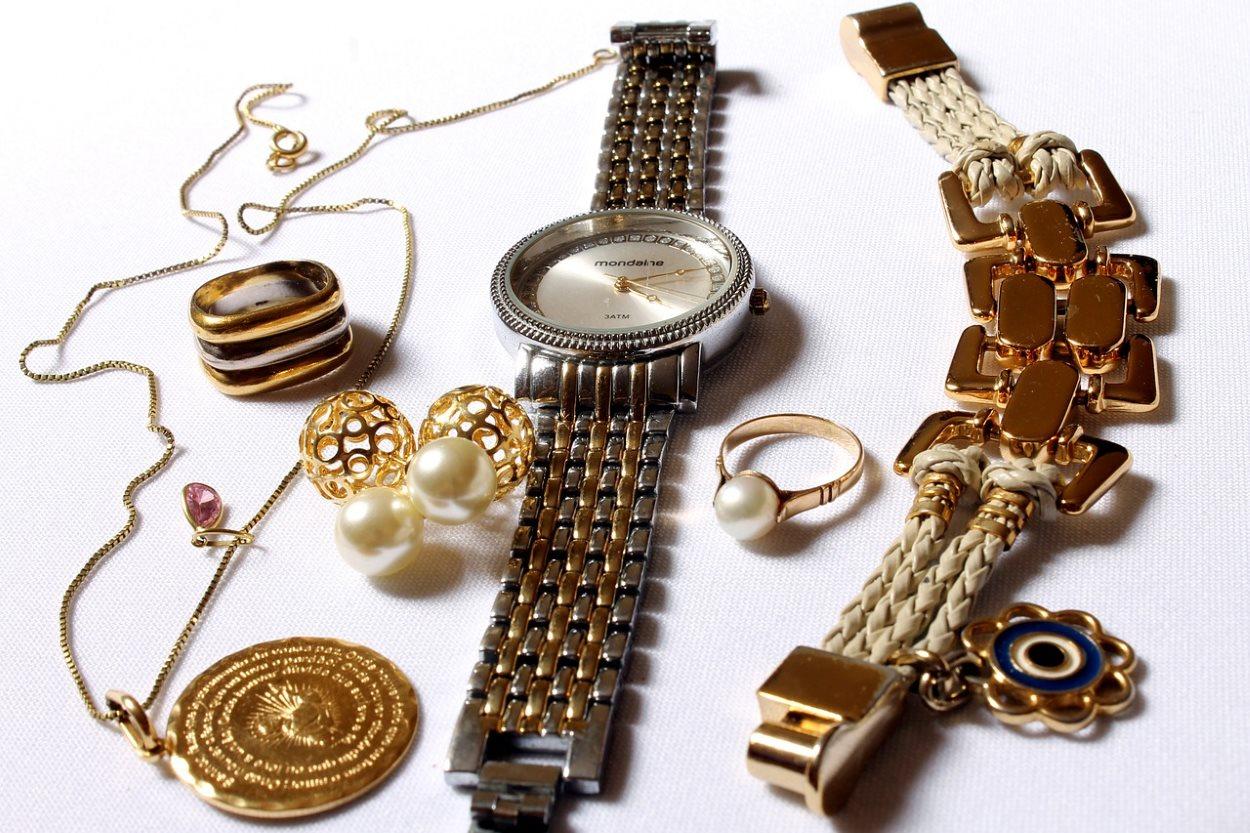 Un lote de pulseras, pendiente, relojes y otras joyas. Pixabay