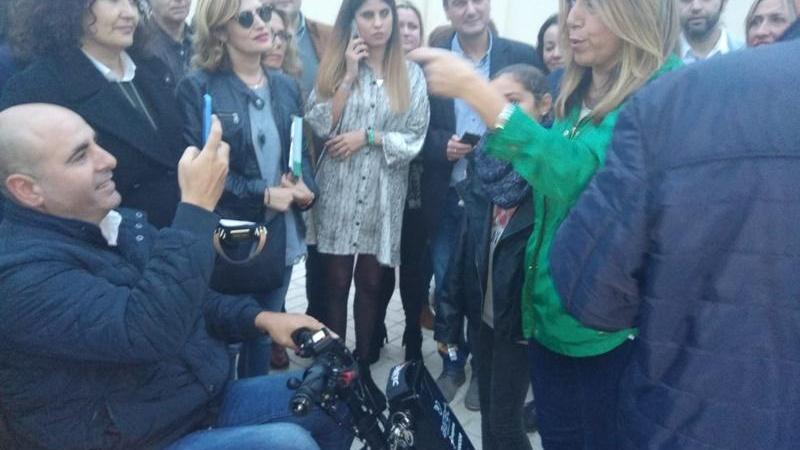 Susana Díaz charla con los vecinos Susana Díaz charla con los vecinos