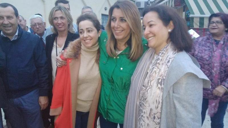 Susana Díaz se fotografía con los vecinos Susana Díaz se fotografía con los vecinos