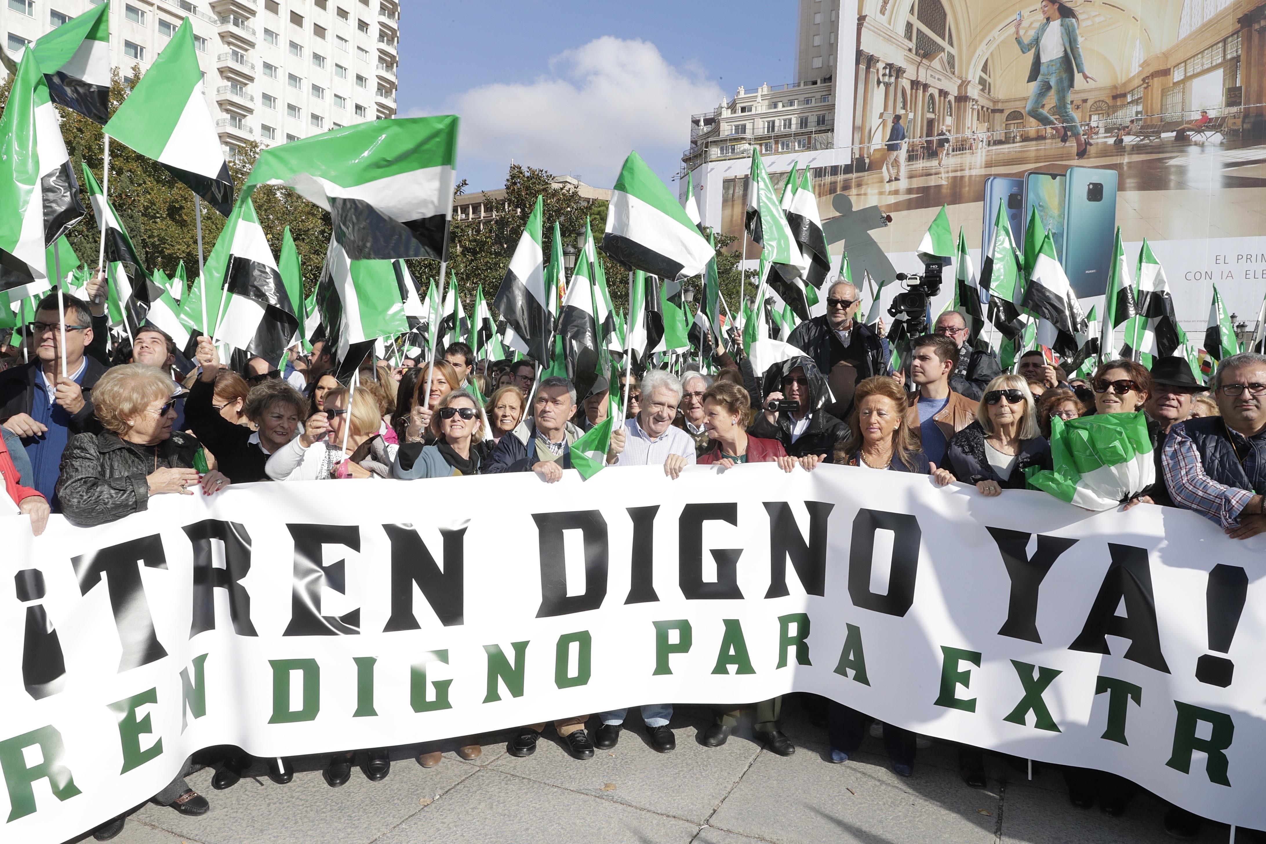 Manifestantes que reclaman un tren digno en Extremadura. Fuente: EuropaPress.