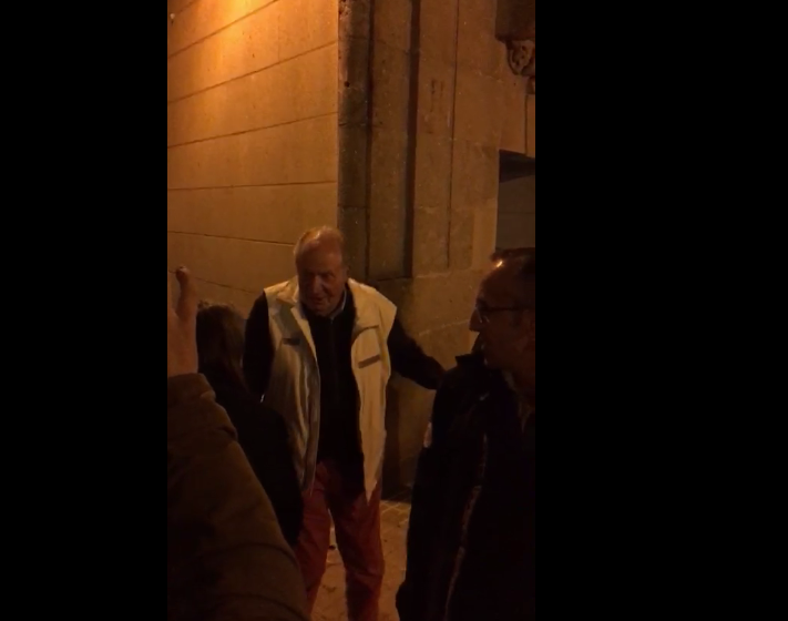 Juan Carlos I charla con algunos vecinos en Vigo a la salida de una cena.