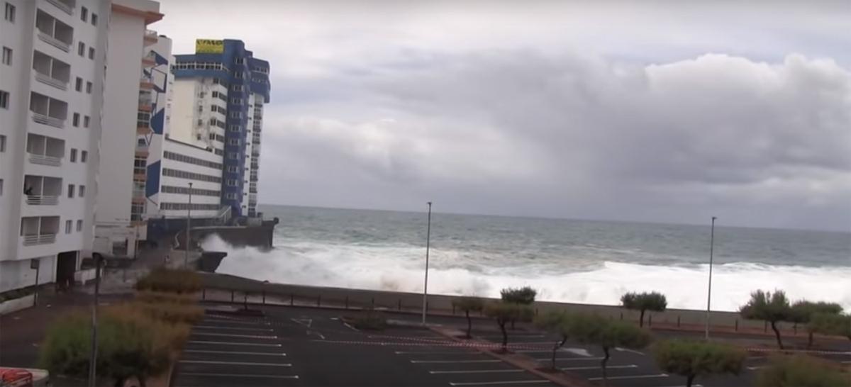 Olas gigantes en Tenerife golpean contra un edificio