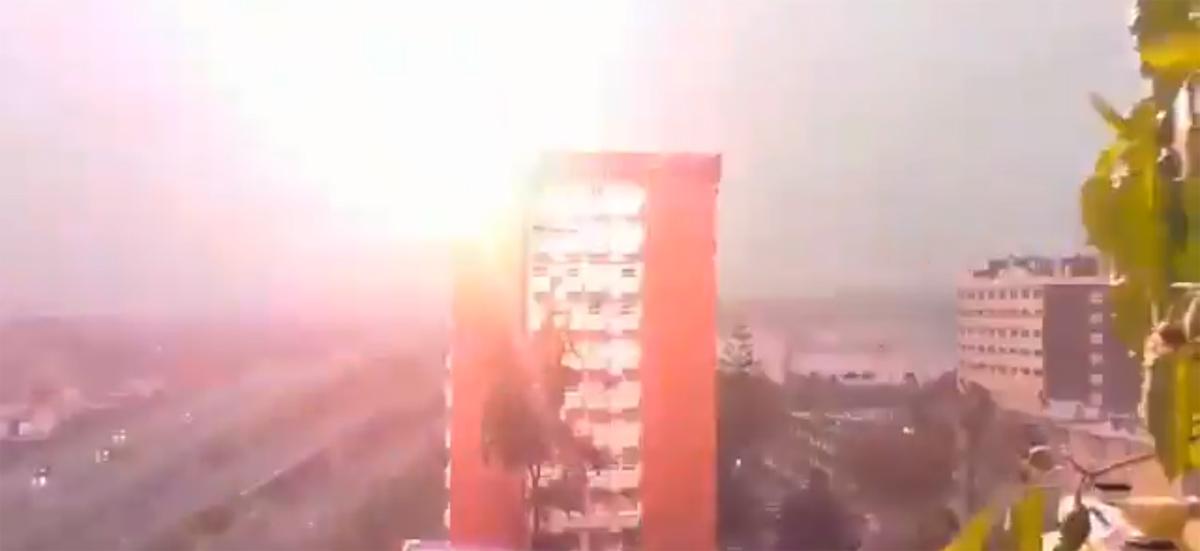 un rayo impacta sobre un edificio en Málaga