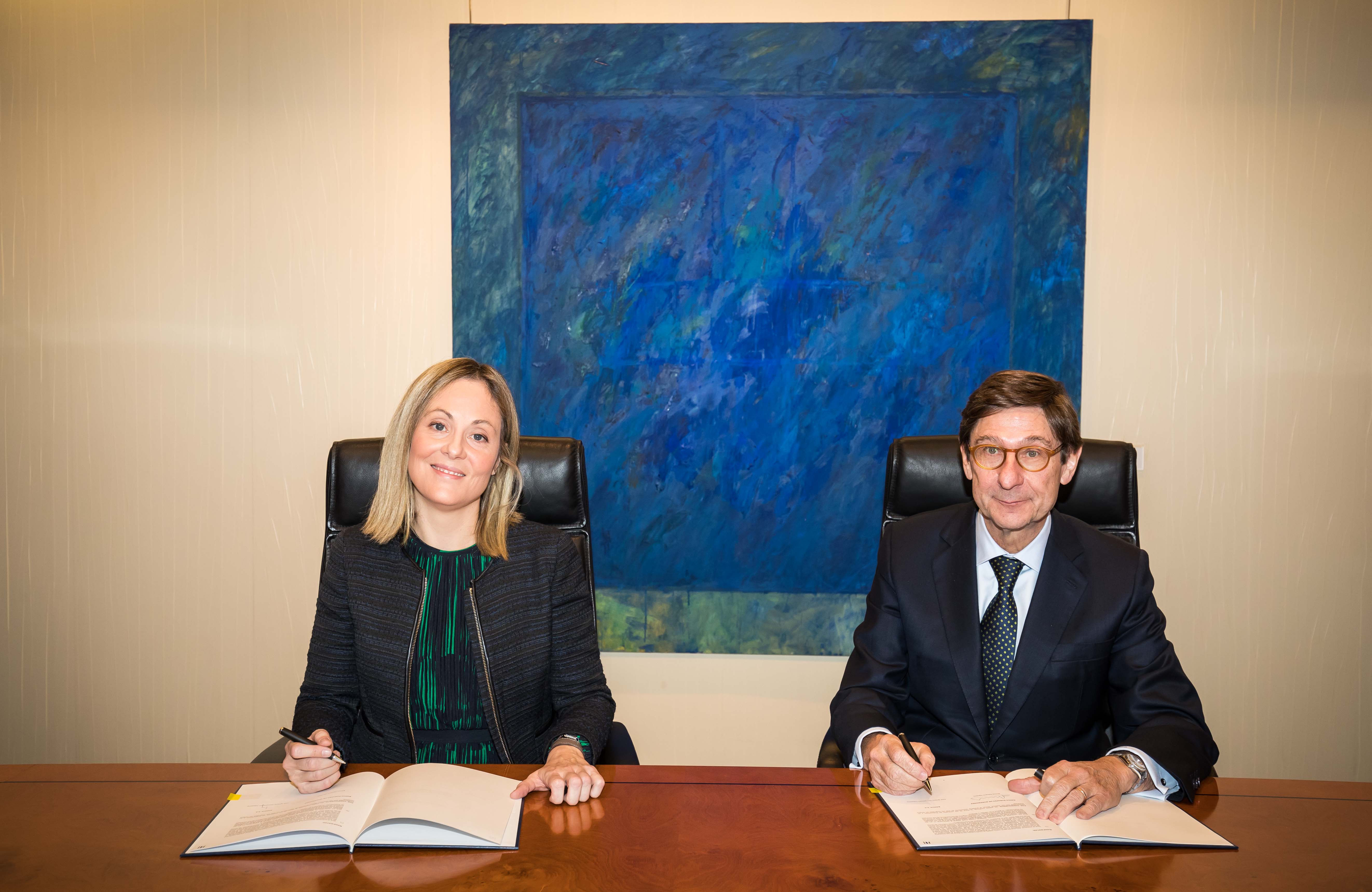 La vicepresidenta del BEI, Emma Navarro, y el presidente de Bankia, José Ignacio Goirigolzarri en la firma del acuerdo