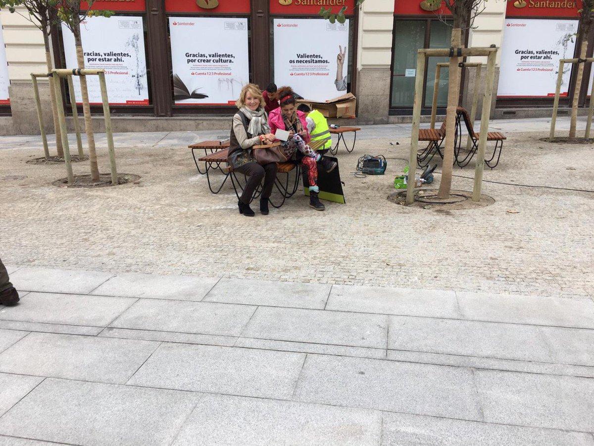 Esperanza Aguirre disfrutando de los nuevos bancos de la Gran Vía