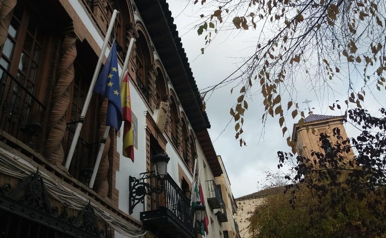 Banderas a media asta en el Ayuntamiento de Jódar por los jóvenes muertos. C. D. G./EP