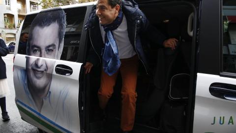 Juanma Moreno desciende de una furgoneta con un pañuelo al cuello - Alex Cámara EP
